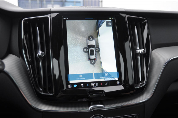 Volvo XC60 T6 350PK Automaat AWD Plus Black Edition Panoramadak/ Elektrisch bedienbare voorstoelen met geheugen/ Stoelverwarming/ Stuurverwarming/ Harman Kardon audio/ 360 Camera/