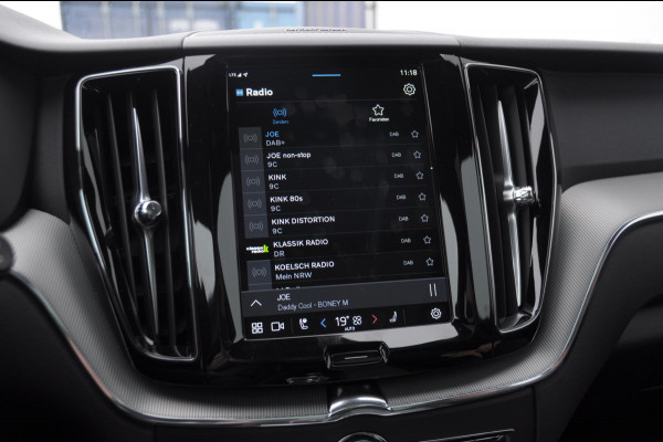 Volvo XC60 T6 350PK Automaat AWD Plus Black Edition Panoramadak/ Elektrisch bedienbare voorstoelen met geheugen/ Stoelverwarming/ Stuurverwarming/ Harman Kardon audio/ 360 Camera/