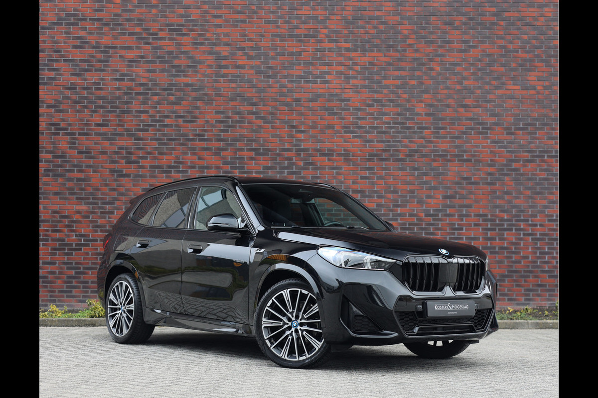 BMW X1 30e xDrive | Pano - Trekhaak - Camera