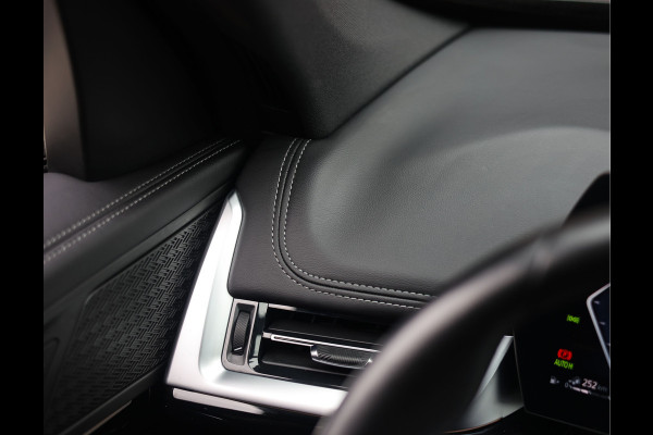 BMW X1 30e xDrive | Pano - Trekhaak - Camera