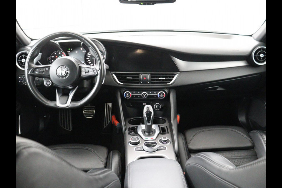 Alfa Romeo Giulia 2.0T Sprint | Leder | Adaptive cruise | Stoel & stuurverwarming | Trekhaak | Camera | Sportstoelen | Keyless | Carplay | Bi-Xenon | Climate control | Navigatie