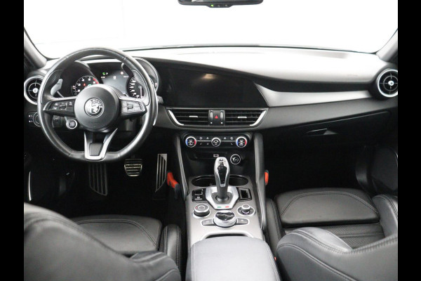 Alfa Romeo Giulia 2.0T Sprint | Leder | Adaptive cruise | Stoel & stuurverwarming | Trekhaak | Camera | Sportstoelen | Keyless | Carplay | Bi-Xenon | Climate control | Navigatie
