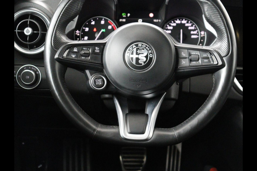 Alfa Romeo Giulia 2.0T Sprint | Leder | Adaptive cruise | Stoel & stuurverwarming | Trekhaak | Camera | Sportstoelen | Keyless | Carplay | Bi-Xenon | Climate control | Navigatie