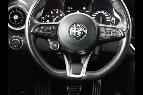 Alfa Romeo Giulia 2.0T Sprint | Leder | Adaptive cruise | Stoel & stuurverwarming | Trekhaak | Camera | Sportstoelen | Keyless | Carplay | Bi-Xenon | Climate control | Navigatie