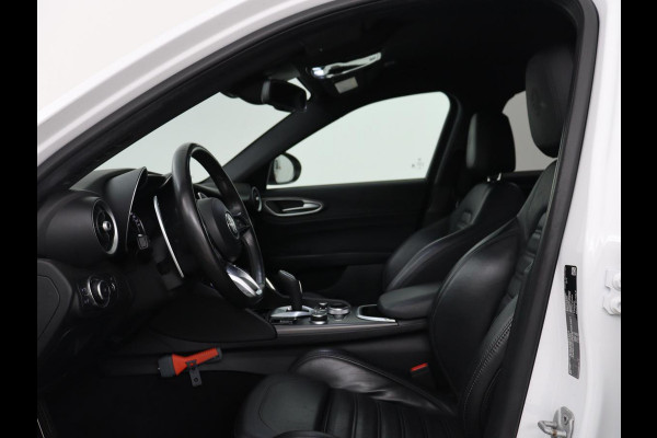 Alfa Romeo Giulia 2.0T Sprint | Leder | Adaptive cruise | Stoel & stuurverwarming | Trekhaak | Camera | Sportstoelen | Keyless | Carplay | Bi-Xenon | Climate control | Navigatie