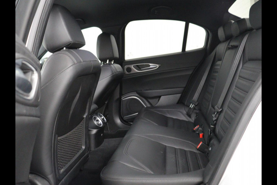 Alfa Romeo Giulia 2.0T Sprint | Leder | Adaptive cruise | Stoel & stuurverwarming | Trekhaak | Camera | Sportstoelen | Keyless | Carplay | Bi-Xenon | Climate control | Navigatie