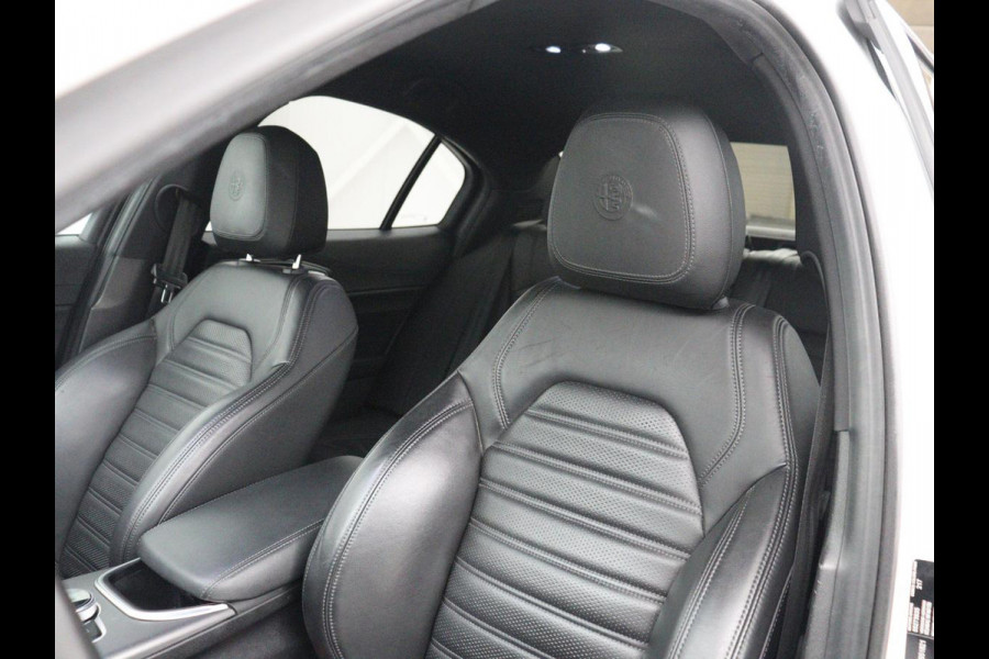 Alfa Romeo Giulia 2.0T Sprint | Leder | Adaptive cruise | Stoel & stuurverwarming | Trekhaak | Camera | Sportstoelen | Keyless | Carplay | Bi-Xenon | Climate control | Navigatie