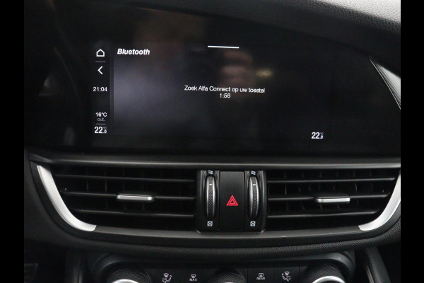 Alfa Romeo Giulia 2.0T Sprint | Leder | Adaptive cruise | Stoel & stuurverwarming | Trekhaak | Camera | Sportstoelen | Keyless | Carplay | Bi-Xenon | Climate control | Navigatie