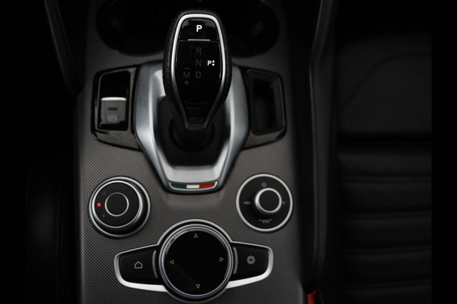 Alfa Romeo Giulia 2.0T Sprint | Leder | Adaptive cruise | Stoel & stuurverwarming | Trekhaak | Camera | Sportstoelen | Keyless | Carplay | Bi-Xenon | Climate control | Navigatie