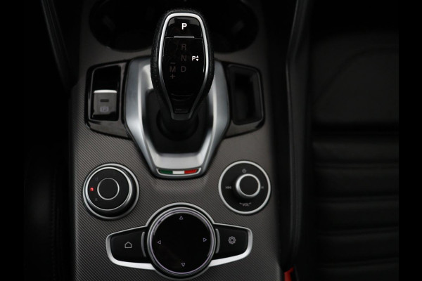 Alfa Romeo Giulia 2.0T Sprint | Leder | Adaptive cruise | Stoel & stuurverwarming | Trekhaak | Camera | Sportstoelen | Keyless | Carplay | Bi-Xenon | Climate control | Navigatie
