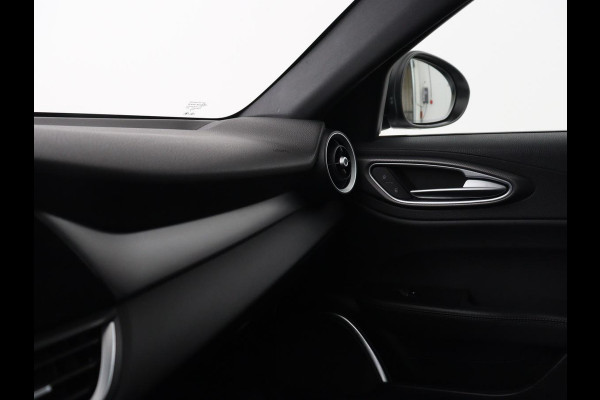 Alfa Romeo Giulia 2.0T Sprint | Leder | Adaptive cruise | Stoel & stuurverwarming | Trekhaak | Camera | Sportstoelen | Keyless | Carplay | Bi-Xenon | Climate control | Navigatie