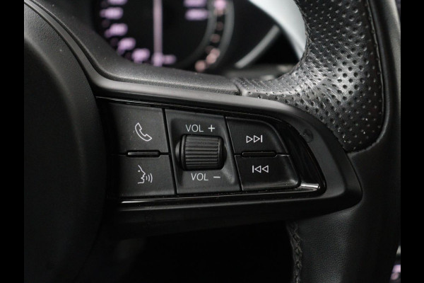 Alfa Romeo Giulia 2.0T Sprint | Leder | Adaptive cruise | Stoel & stuurverwarming | Trekhaak | Camera | Sportstoelen | Keyless | Carplay | Bi-Xenon | Climate control | Navigatie