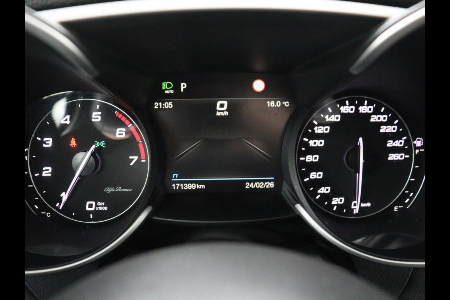 Alfa Romeo Giulia 2.0T Sprint | Leder | Adaptive cruise | Stoel & stuurverwarming | Trekhaak | Camera | Sportstoelen | Keyless | Carplay | Bi-Xenon | Climate control | Navigatie