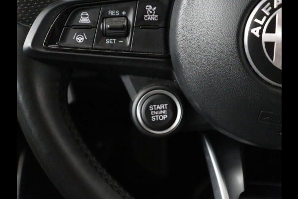 Alfa Romeo Giulia 2.0T Sprint | Leder | Adaptive cruise | Stoel & stuurverwarming | Trekhaak | Camera | Sportstoelen | Keyless | Carplay | Bi-Xenon | Climate control | Navigatie