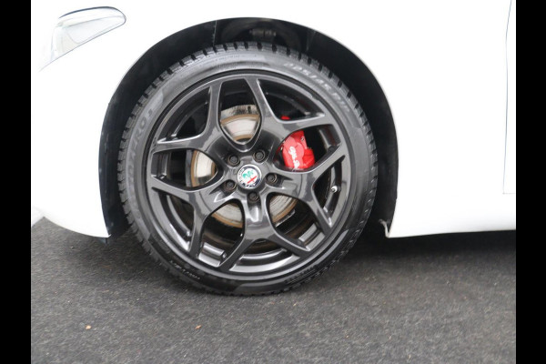 Alfa Romeo Giulia 2.0T Sprint | Leder | Adaptive cruise | Stoel & stuurverwarming | Trekhaak | Camera | Sportstoelen | Keyless | Carplay | Bi-Xenon | Climate control | Navigatie