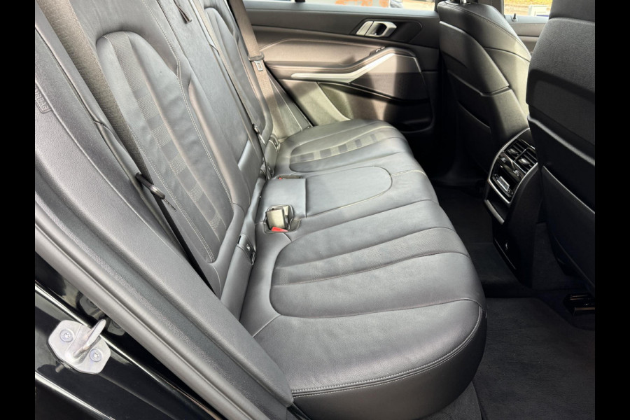 BMW X5 xDrive45e High Executive M Sport Pakket Automaat / Panoramadak / Active Steering / Trekhaak / Head-Up Display / Comfortstoelen / Laserlight / Driving Assistant Professional / 21 Inch / Luchtvering / Hifi / Craftedclarity / Shadow Line / M Sportremsysteem