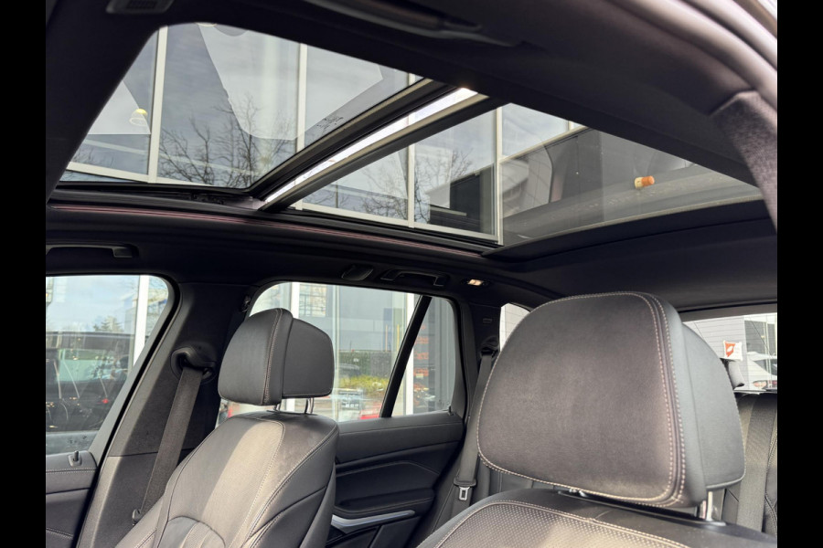 BMW X5 xDrive45e High Executive M Sport Pakket Automaat / Panoramadak / Active Steering / Trekhaak / Head-Up Display / Comfortstoelen / Laserlight / Driving Assistant Professional / 21 Inch / Luchtvering / Hifi / Craftedclarity / Shadow Line / M Sportremsysteem