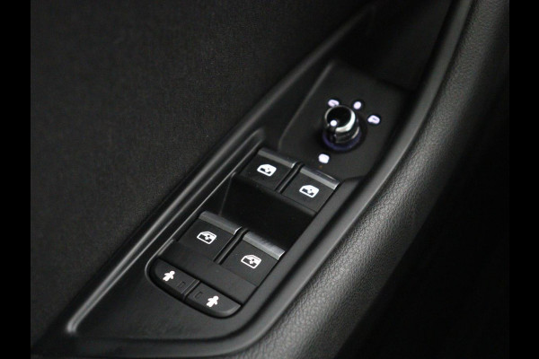 Audi A4 35 TFSI Design | Carplay | 20 inch | Bi-Xenon | Cruise control | Climate control | Audi Sound | Parkeerhulp | Getint glas