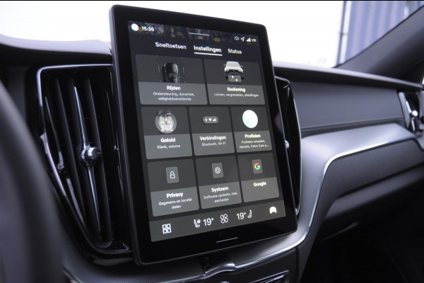 Volvo XC60 T8 455PK Automaat AWD Ultra Black Edition / Luchtvering / stoelmassage - en ventilatie / Adaptieve cruise control / Harman Kardon / BLIS / Panoramadak / Apple carplay / Parkeersensoren met 360 camera / Elektrisch bedienbare achterklep / Elektrisch verstelbare voorstoelen met geheugen / Stoel en stuurwielverwarming / 21” velgen / Getinte ramen vanaf de B-stijl