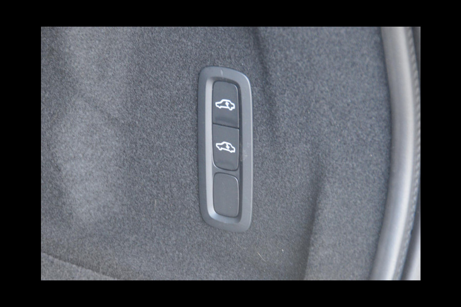 Volvo XC60 T8 455PK Automaat AWD Ultra Black Edition / Luchtvering / stoelmassage - en ventilatie / Adaptieve cruise control / Harman Kardon / BLIS / Panoramadak / Apple carplay / Parkeersensoren met 360 camera / Elektrisch bedienbare achterklep / Elektrisch verstelbare voorstoelen met geheugen / Stoel en stuurwielverwarming / 21” velgen / Getinte ramen vanaf de B-stijl