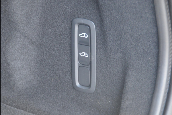 Volvo XC60 T8 455PK Automaat AWD Ultra Black Edition / Luchtvering / stoelmassage - en ventilatie / Adaptieve cruise control / Harman Kardon / BLIS / Panoramadak / Apple carplay / Parkeersensoren met 360 camera / Elektrisch bedienbare achterklep / Elektrisch verstelbare voorstoelen met geheugen / Stoel en stuurwielverwarming / 21” velgen / Getinte ramen vanaf de B-stijl