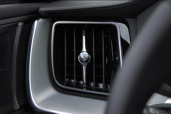 Volvo XC60 T8 455PK Automaat AWD Ultra Black Edition / Luchtvering / stoelmassage - en ventilatie / Adaptieve cruise control / Harman Kardon / BLIS / Panoramadak / Apple carplay / Parkeersensoren met 360 camera / Elektrisch bedienbare achterklep / Elektrisch verstelbare voorstoelen met geheugen / Stoel en stuurwielverwarming / 21” velgen / Getinte ramen vanaf de B-stijl
