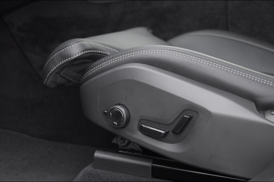 Volvo XC60 T8 455PK Automaat AWD Ultra Black Edition / Luchtvering / stoelmassage - en ventilatie / Adaptieve cruise control / Harman Kardon / BLIS / Panoramadak / Apple carplay / Parkeersensoren met 360 camera / Elektrisch bedienbare achterklep / Elektrisch verstelbare voorstoelen met geheugen / Stoel en stuurwielverwarming / 21” velgen / Getinte ramen vanaf de B-stijl