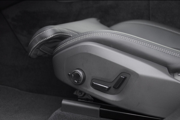 Volvo XC60 T8 455PK Automaat AWD Ultra Black Edition / Luchtvering / stoelmassage - en ventilatie / Adaptieve cruise control / Harman Kardon / BLIS / Panoramadak / Apple carplay / Parkeersensoren met 360 camera / Elektrisch bedienbare achterklep / Elektrisch verstelbare voorstoelen met geheugen / Stoel en stuurwielverwarming / 21” velgen / Getinte ramen vanaf de B-stijl