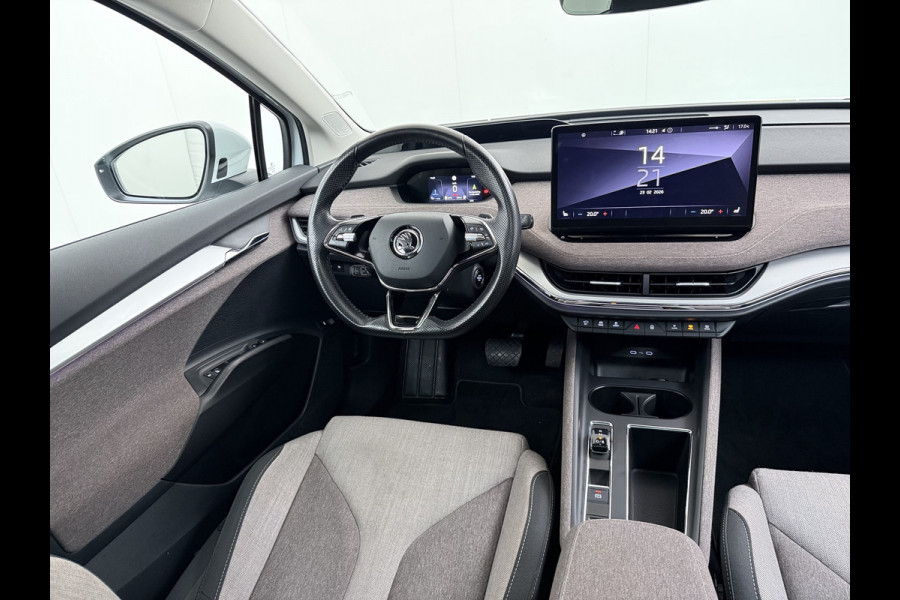 Škoda ENYAQ iV 80 First Edition HighLuxus Soh92% Pano-Dak Elektr.Trekhaak *BOMVOL € 63.000 nieuw!* 21"lm Full-Led 360-Camera Adaptive-Cruise Na Warmtepomp Adaptief onderstel+Dynamisch-onderstel/Stuur Airco-autom 3-zones E-call Chroom-Dakrail Head-Up-Display Smartlink Edition High 1.000kg trekvermogen