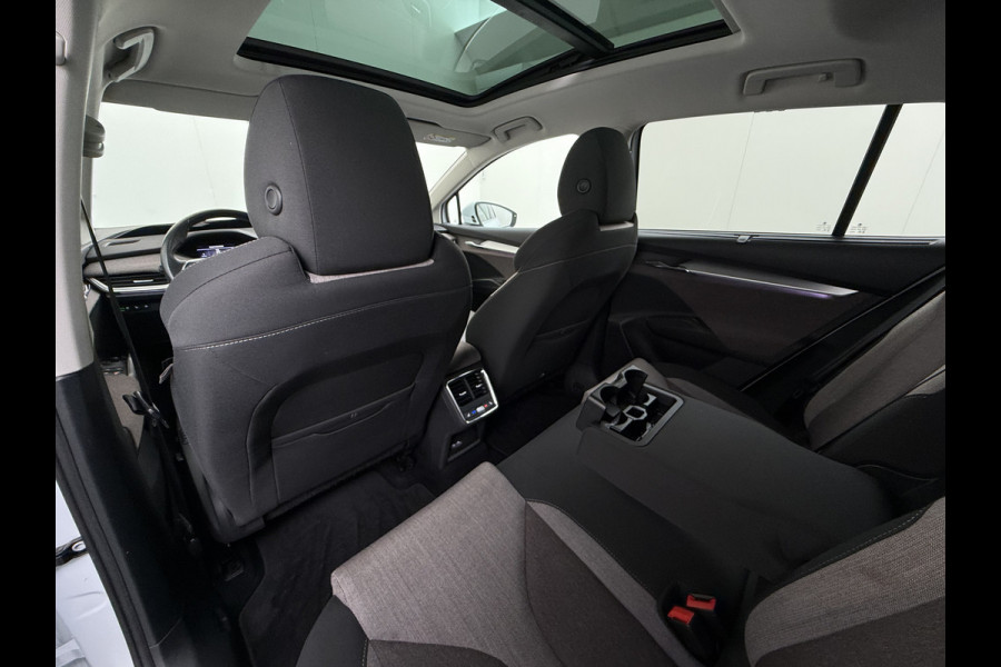 Škoda ENYAQ iV 80 First Edition HighLuxus Soh92% Pano-Dak Elektr.Trekhaak *BOMVOL € 63.000 nieuw!* 21"lm Full-Led 360-Camera Adaptive-Cruise Na Warmtepomp Adaptief onderstel+Dynamisch-onderstel/Stuur Airco-autom 3-zones E-call Chroom-Dakrail Head-Up-Display Smartlink Edition High 1.000kg trekvermogen