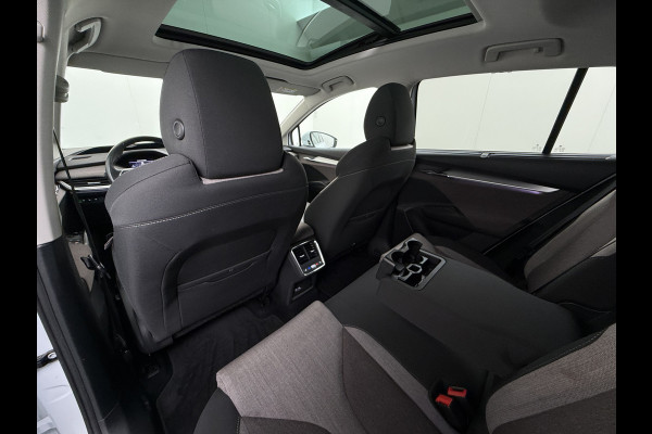 Škoda ENYAQ iV 80 First Edition HighLuxus Soh92% Pano-Dak Elektr.Trekhaak *BOMVOL € 63.000 nieuw!* 21"lm Full-Led 360-Camera Adaptive-Cruise Na Warmtepomp Adaptief onderstel+Dynamisch-onderstel/Stuur Airco-autom 3-zones E-call Chroom-Dakrail Head-Up-Display Smartlink Edition High 1.000kg trekvermogen