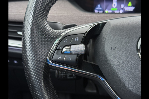 Škoda ENYAQ iV 80 First Edition HighLuxus Soh92% Pano-Dak Elektr.Trekhaak *BOMVOL € 63.000 nieuw!* 21"lm Full-Led 360-Camera Adaptive-Cruise Na Warmtepomp Adaptief onderstel+Dynamisch-onderstel/Stuur Airco-autom 3-zones E-call Chroom-Dakrail Head-Up-Display Smartlink Edition High 1.000kg trekvermogen