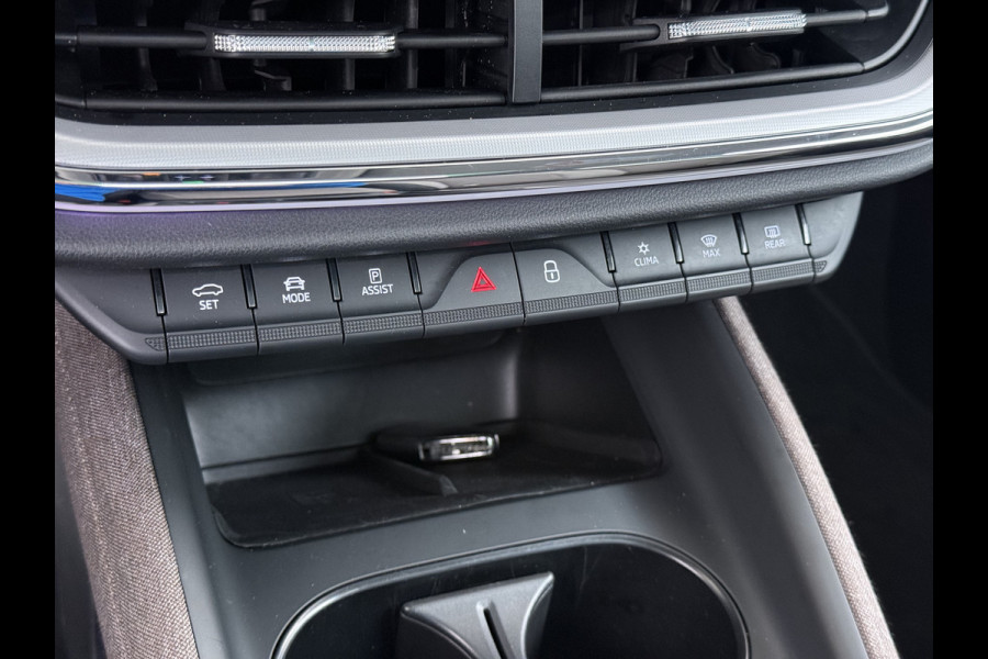 Škoda ENYAQ iV 80 First Edition HighLuxus Soh92% Pano-Dak Elektr.Trekhaak *BOMVOL € 63.000 nieuw!* 21"lm Full-Led 360-Camera Adaptive-Cruise Na Warmtepomp Adaptief onderstel+Dynamisch-onderstel/Stuur Airco-autom 3-zones E-call Chroom-Dakrail Head-Up-Display Smartlink Edition High 1.000kg trekvermogen