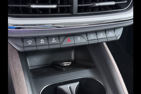 Škoda ENYAQ iV 80 First Edition HighLuxus Soh92% Pano-Dak Elektr.Trekhaak *BOMVOL € 63.000 nieuw!* 21"lm Full-Led 360-Camera Adaptive-Cruise Na Warmtepomp Adaptief onderstel+Dynamisch-onderstel/Stuur Airco-autom 3-zones E-call Chroom-Dakrail Head-Up-Display Smartlink Edition High 1.000kg trekvermogen