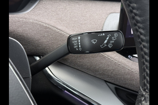 Škoda ENYAQ iV 80 First Edition HighLuxus Soh92% Pano-Dak Elektr.Trekhaak *BOMVOL € 63.000 nieuw!* 21"lm Full-Led 360-Camera Adaptive-Cruise Na Warmtepomp Adaptief onderstel+Dynamisch-onderstel/Stuur Airco-autom 3-zones E-call Chroom-Dakrail Head-Up-Display Smartlink Edition High 1.000kg trekvermogen
