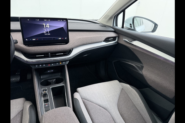 Škoda ENYAQ iV 80 First Edition HighLuxus Soh92% Pano-Dak Elektr.Trekhaak *BOMVOL € 63.000 nieuw!* 21"lm Full-Led 360-Camera Adaptive-Cruise Na Warmtepomp Adaptief onderstel+Dynamisch-onderstel/Stuur Airco-autom 3-zones E-call Chroom-Dakrail Head-Up-Display Smartlink Edition High 1.000kg trekvermogen