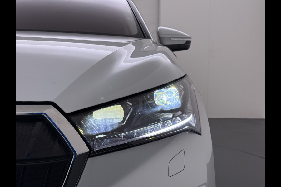 Škoda ENYAQ iV 80 First Edition HighLuxus Soh92% Pano-Dak Elektr.Trekhaak *BOMVOL € 63.000 nieuw!* 21"lm Full-Led 360-Camera Adaptive-Cruise Na Warmtepomp Adaptief onderstel+Dynamisch-onderstel/Stuur Airco-autom 3-zones E-call Chroom-Dakrail Head-Up-Display Smartlink Edition High 1.000kg trekvermogen