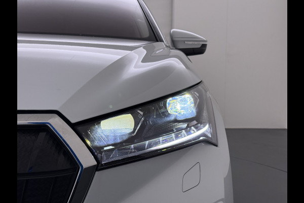 Škoda ENYAQ iV 80 First Edition HighLuxus Soh92% Pano-Dak Elektr.Trekhaak *BOMVOL € 63.000 nieuw!* 21"lm Full-Led 360-Camera Adaptive-Cruise Na Warmtepomp Adaptief onderstel+Dynamisch-onderstel/Stuur Airco-autom 3-zones E-call Chroom-Dakrail Head-Up-Display Smartlink Edition High 1.000kg trekvermogen