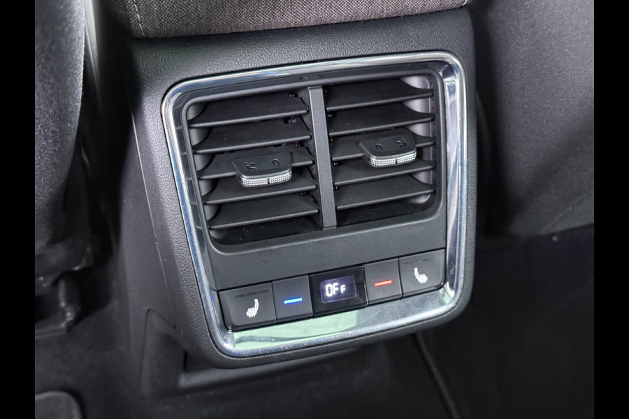 Škoda ENYAQ iV 80 First Edition HighLuxus Soh92% Pano-Dak Elektr.Trekhaak *BOMVOL € 63.000 nieuw!* 21"lm Full-Led 360-Camera Adaptive-Cruise Na Warmtepomp Adaptief onderstel+Dynamisch-onderstel/Stuur Airco-autom 3-zones E-call Chroom-Dakrail Head-Up-Display Smartlink Edition High 1.000kg trekvermogen