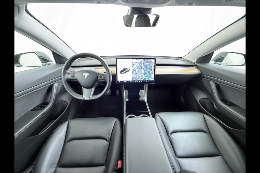 Tesla Model 3 RWD SR plus 325PK LFP Accu Trekhaak AutoPilot Leder Panoramadak Adaptive-Cruise Camera's Elektr.-Stuur+Stoelen+Spiegels+Geheugen Navi LED DAB Voorverwarmen Keyless One-Pedal-Drive Lmv 18" SOH 89% 1.000KG Trekgewicht 1e Eigenaar Origineel Nederlandse Auto Fabrieks Garantie op Accu en Motor tot 14-12-2028/160.000km