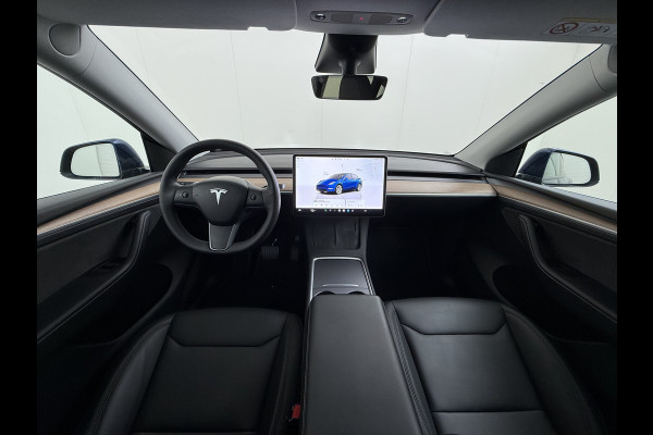 Tesla Model Y Long Range AWD 514pk SOH 92% Trekhaak Warmtepomp Leder Panoramadak Matrix-LED Autopilot Elektr.Stuur+Stoel+Verwarmd Navi Ecc Pre Camera's Elektr.AchterKlep Parkeer Assistent Sentry-Mode Privacyglas Bluetooth Dodehoek detector Connected services 1e Eigenaar 1.600KG Trekgewicht Fabrieksgarantie tot 27-6-2027 Garantie op Accu en Motoren 27-6-2031/192.000km