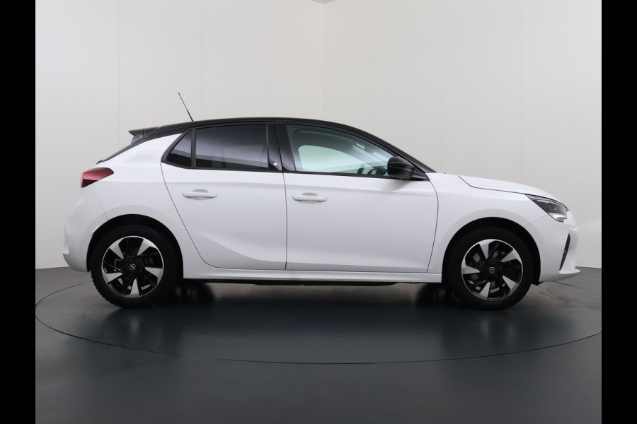 Opel CORSA-E 50kWh 3 Fase laden Warmtepomp Navi 360°Camera Two-Tone Lak Ecc Edition+ Stoel+Stuur-Verwarmd Parkeer Pack Pdc DAB Lmv 16" Privacy Glas Led Isofix Regen-Lichtsensor LaneAssist Origineel Nederlandse Auto SOH 89% Zeer compleet!