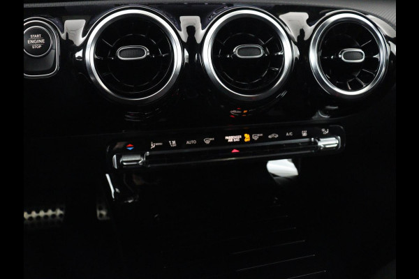 Mercedes-Benz CLA-Klasse Shooting Brake 250e AMG | Adaptive cruise | Stoelverwarming | Carplay | Widescreen | Leder/Alcantara | Navigatie | Camera | Park Assist | PHEV | Plug In