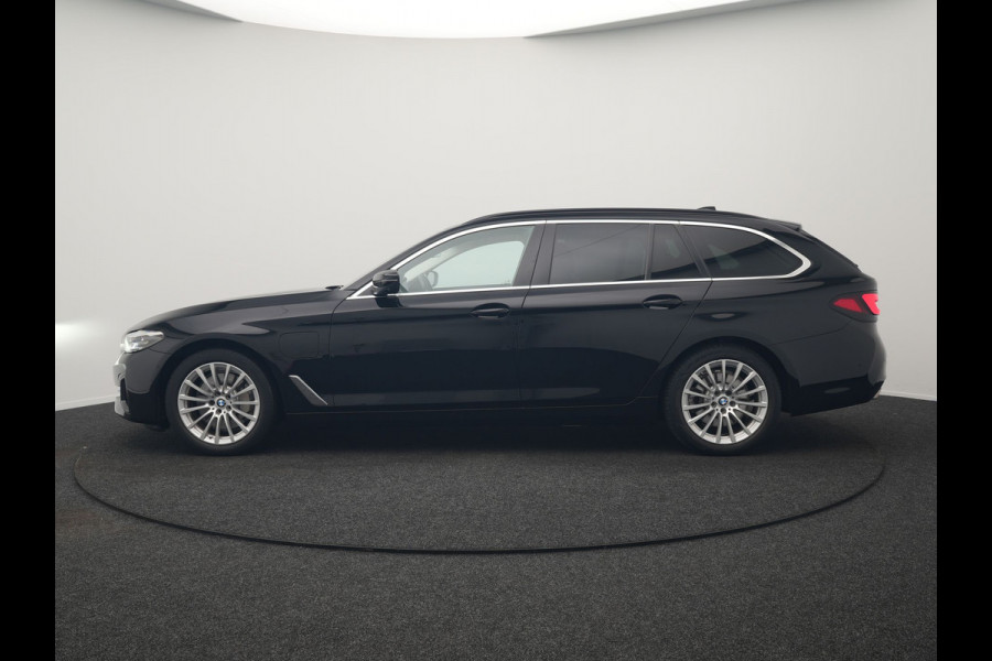 BMW 5 Serie Touring 530e xDrive Plug In Hybrid Business Edition Plus 293pk Dealer O.H PHEV | Trekhaak af Fabriek | Adaptive Cruise | 360 Camera | M Sportstuur | Keyless | BLIS |