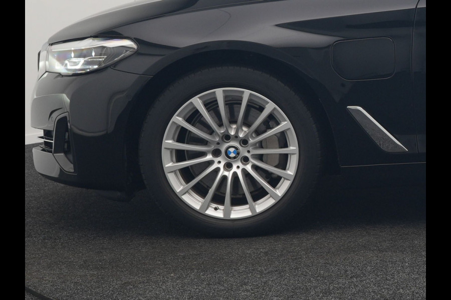 BMW 5 Serie Touring 530e xDrive Plug In Hybrid Business Edition Plus 293pk Dealer O.H PHEV | Trekhaak af Fabriek | Adaptive Cruise | 360 Camera | M Sportstuur | Keyless | BLIS |