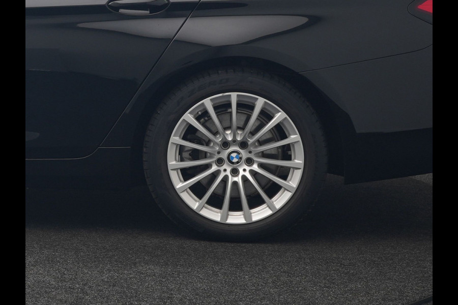 BMW 5 Serie Touring 530e xDrive Plug In Hybrid Business Edition Plus 293pk Dealer O.H PHEV | Trekhaak af Fabriek | Adaptive Cruise | 360 Camera | M Sportstuur | Keyless | BLIS |
