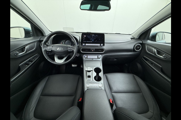 Hyundai Kona EV 64kWh SOH 100% Fase 3 Warmtepomp Leer+Elektr+Verwarmd+Gekoeld! Schuif-/kanteldak Head-Up Display Adap.Cruise Apple Carplay An Keyless Stuurverwarming Blind Spot Monitoring Lane Assist DAB Led Origineel Nederlandse Auto Super compleet! € 46000 nieuw