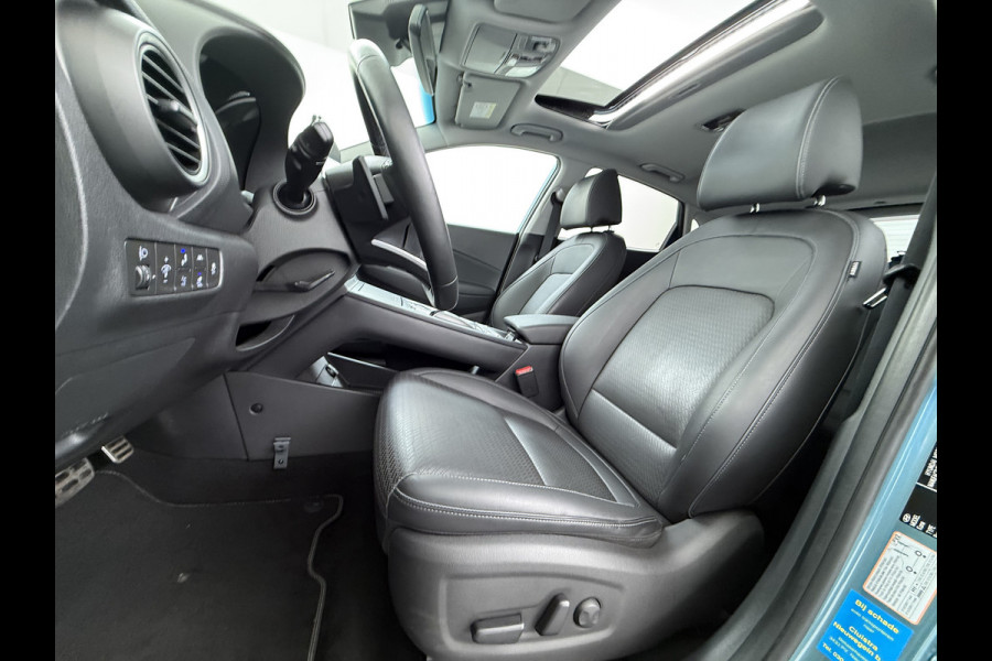 Hyundai Kona EV 64kWh SOH 100% Fase 3 Warmtepomp Leer+Elektr+Verwarmd+Gekoeld! Schuif-/kanteldak Head-Up Display Adap.Cruise Apple Carplay An Keyless Stuurverwarming Blind Spot Monitoring Lane Assist DAB Led Origineel Nederlandse Auto Super compleet! € 46000 nieuw