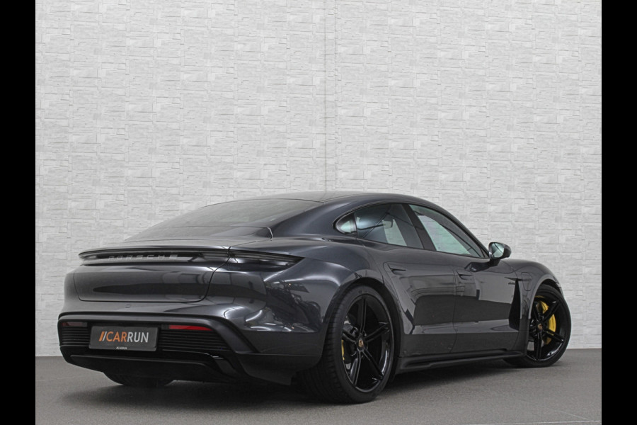 Porsche Taycan 4S Turbo Pakket Performance 84 kWh 490pk | Sport Chrono + | 360 Camera | ACC | Luchtvering | Carbon | 21" | Glasdak | 4WD | Vulkaangrijs | Carplay | Nw.Pr. 147.249,= | NL Auto | SOH Test | Garantie.