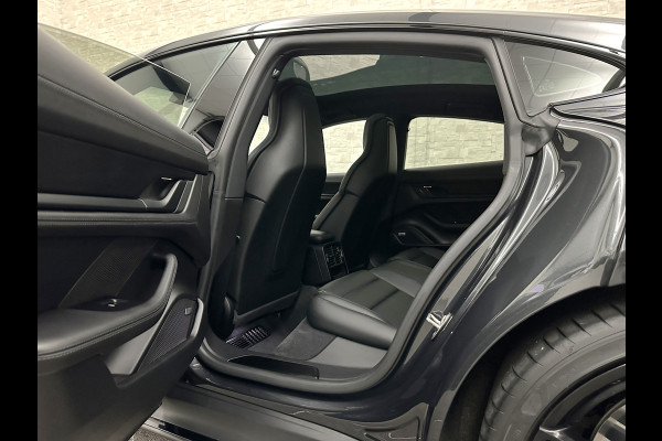 Porsche Taycan 4S Turbo Pakket Performance 84 kWh 490pk | Sport Chrono + | 360 Camera | ACC | Luchtvering | Carbon | 21" | Glasdak | 4WD | Vulkaangrijs | Carplay | Nw.Pr. 147.249,= | NL Auto | SOH Test | Garantie.